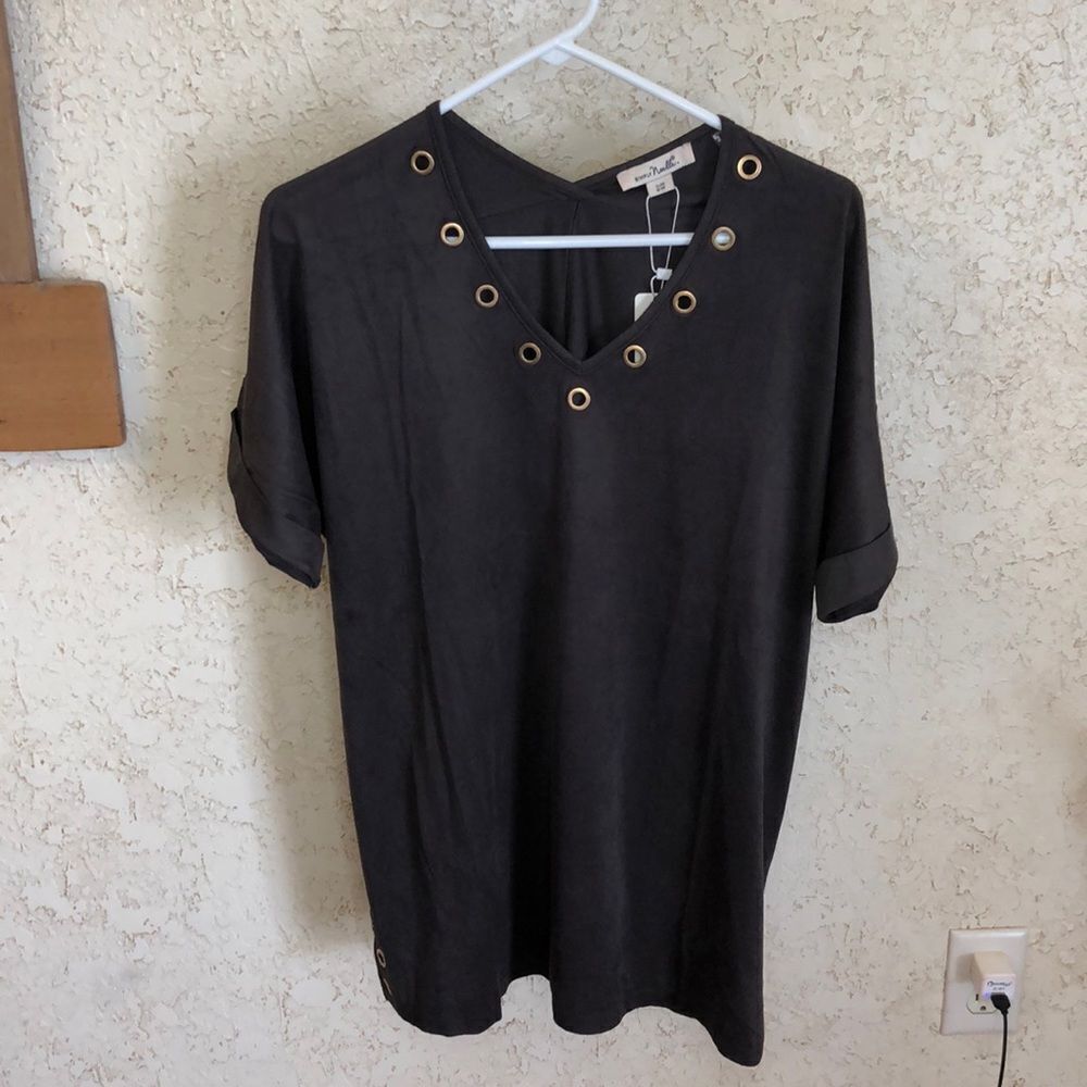 NWT Simply Noelle V Neck Short Sleeve Top